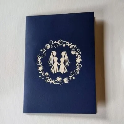 Alternative view of pop-up kaart: huwelijk twee vrouwen onder rode boog